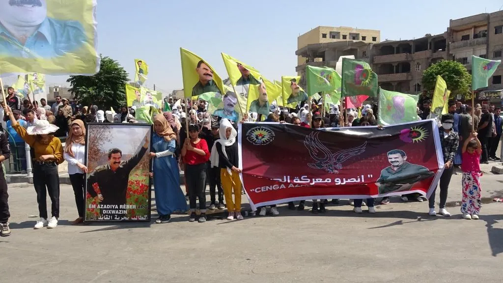 المئات في الرقة يرفضون العزلة بحق القائد عبد الله أوجلان