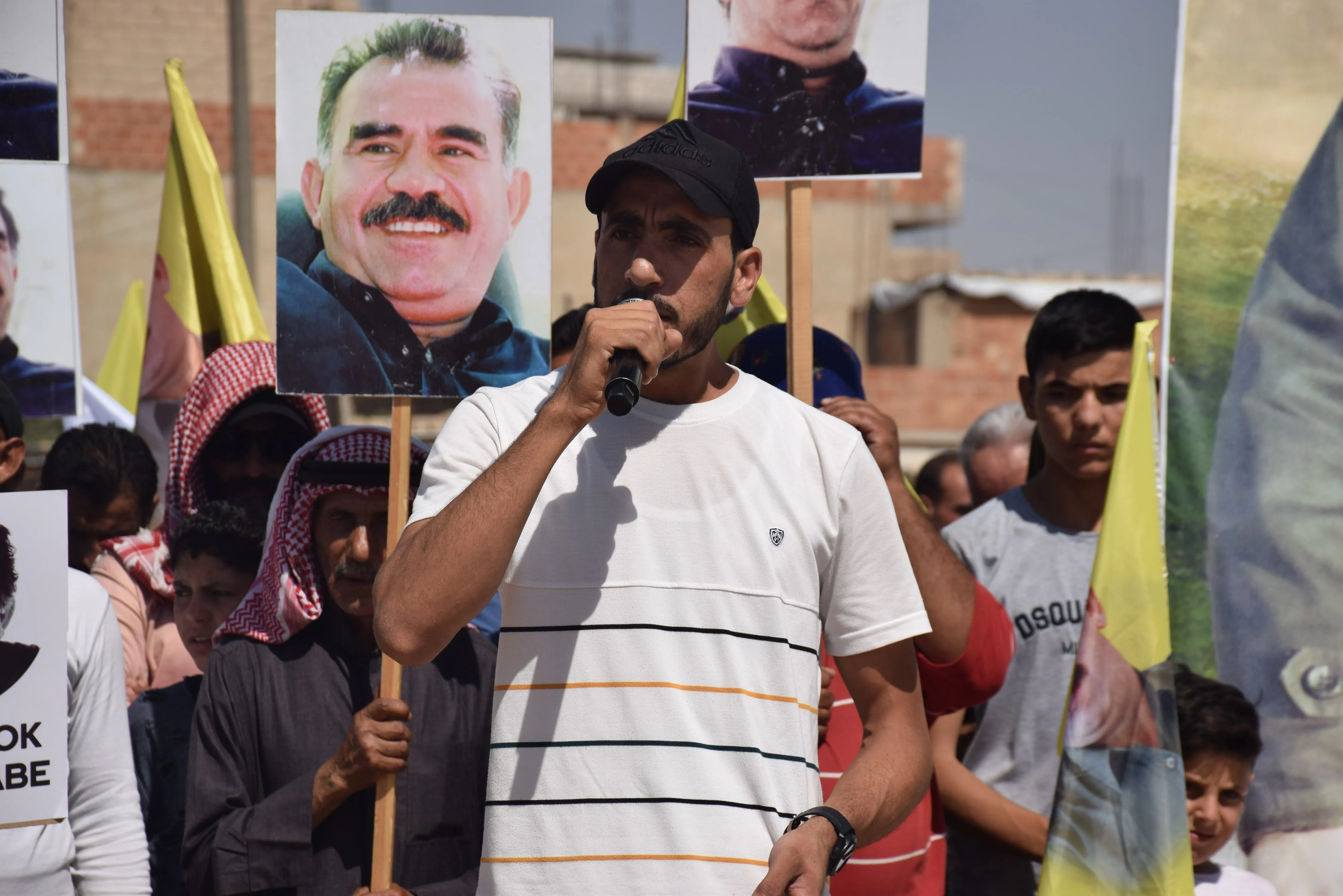 خلال مظاهرتين: سننتفض في وجه كل مَن يحاول المساس بالقائد عبد الله أوجلان