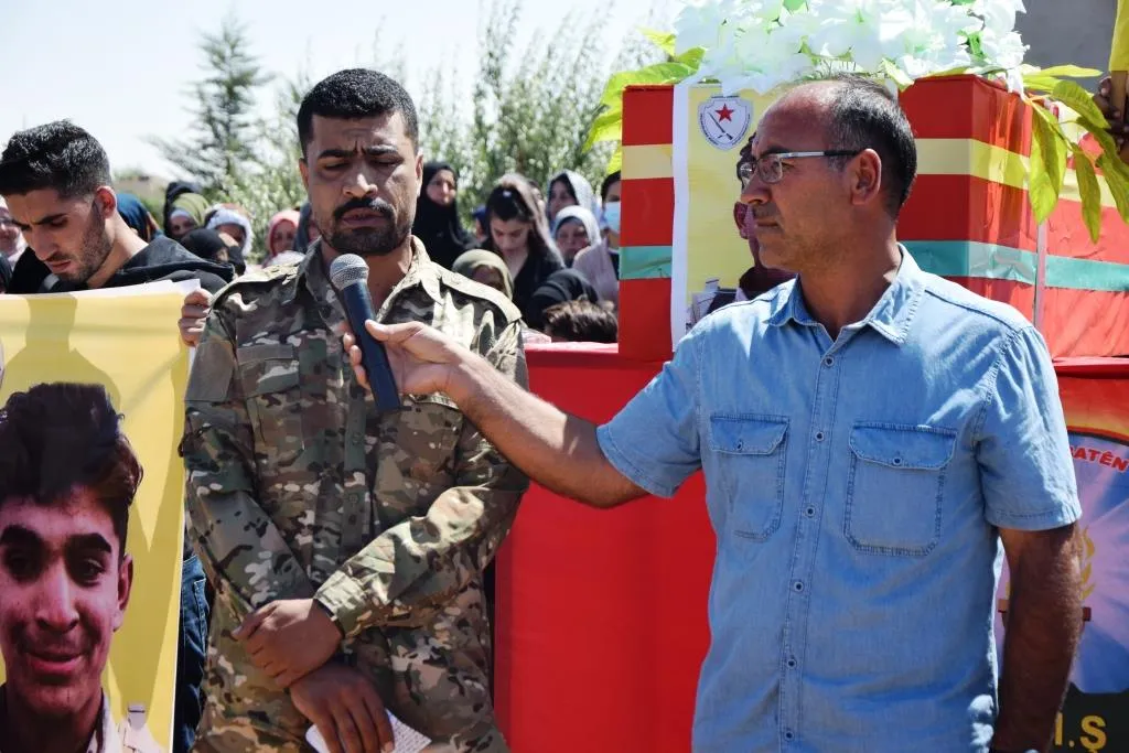 أهالي مقاطعة كوباني يشيّعون جثمان الشهيد علي الحجي
