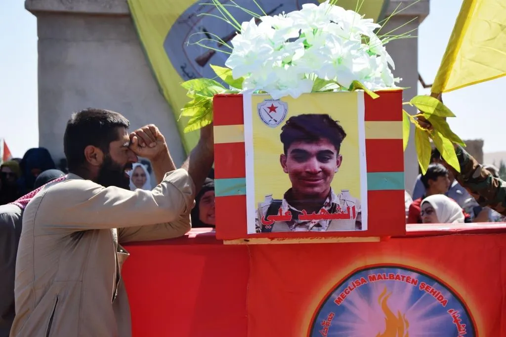 أهالي مقاطعة كوباني يشيّعون جثمان الشهيد علي الحجي