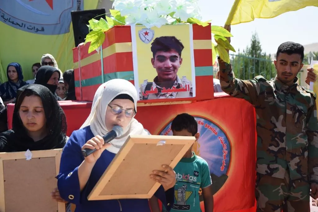 أهالي مقاطعة كوباني يشيّعون جثمان الشهيد علي الحجي