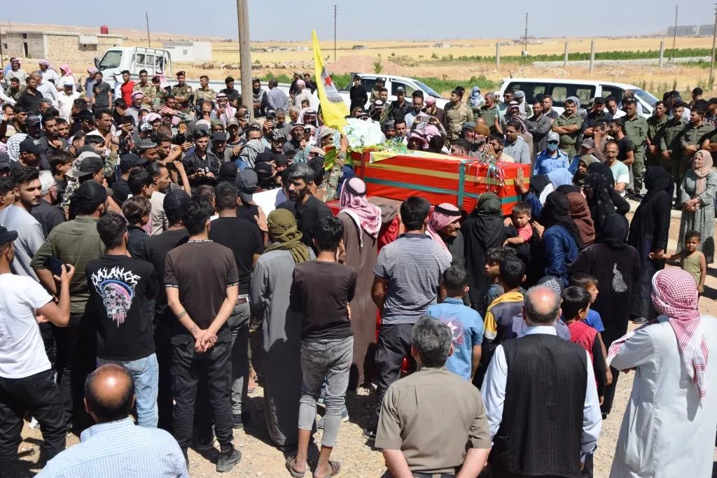 أهالي مقاطعة كوباني يشيّعون جثمان الشهيد علي الحجي