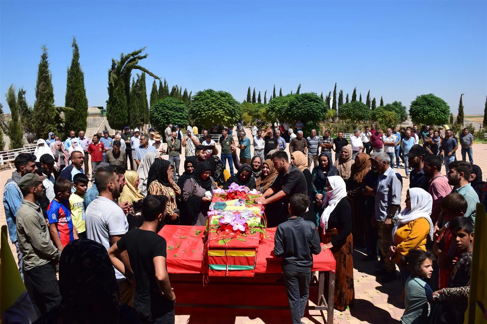 ​​​​​​​جثمان الشهيد وسيم بيشماف الذي استشهد بالقصف التركي يوارى الثرى