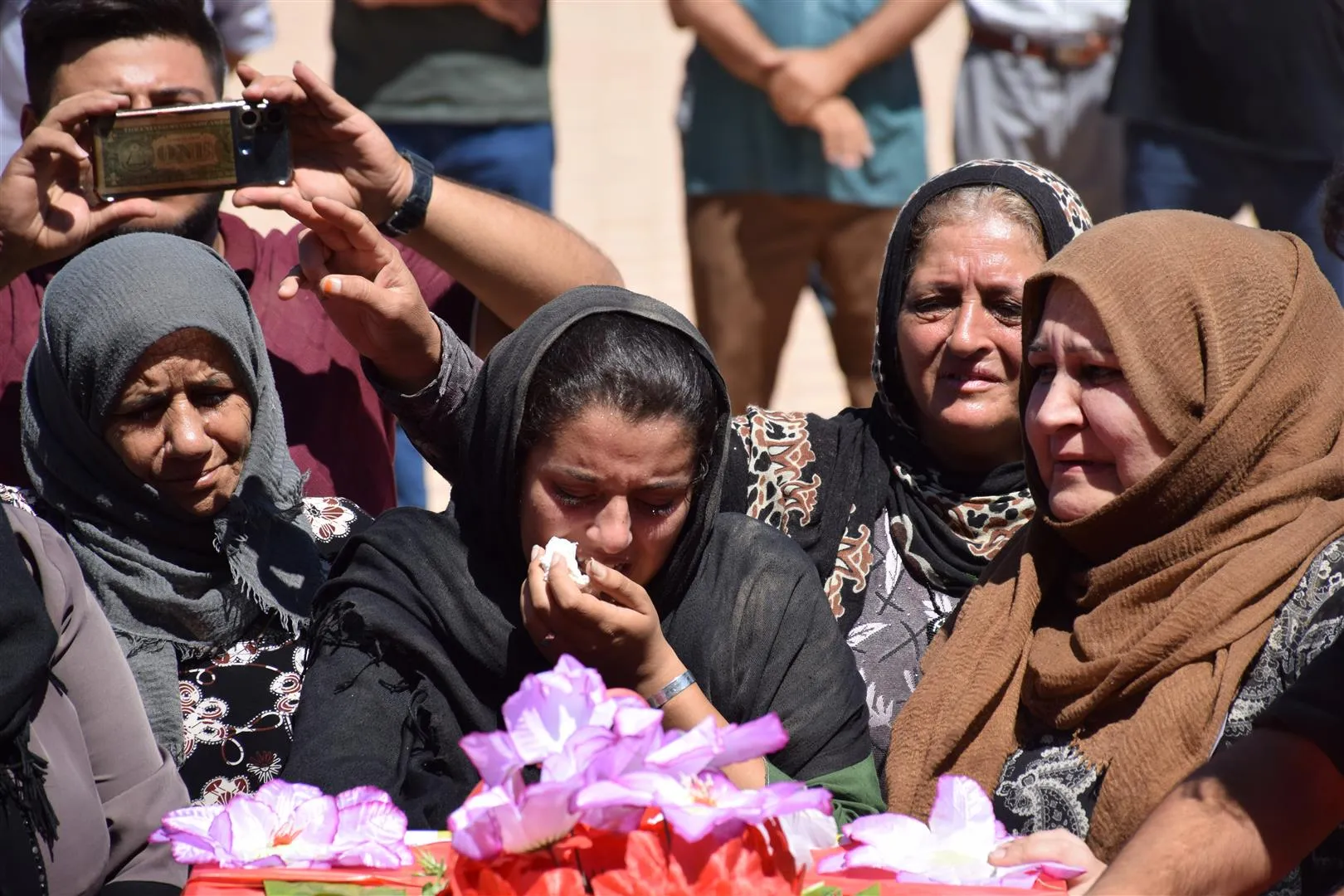 ​​​​​​​جثمان الشهيد وسيم بيشماف الذي استشهد بالقصف التركي يوارى الثرى