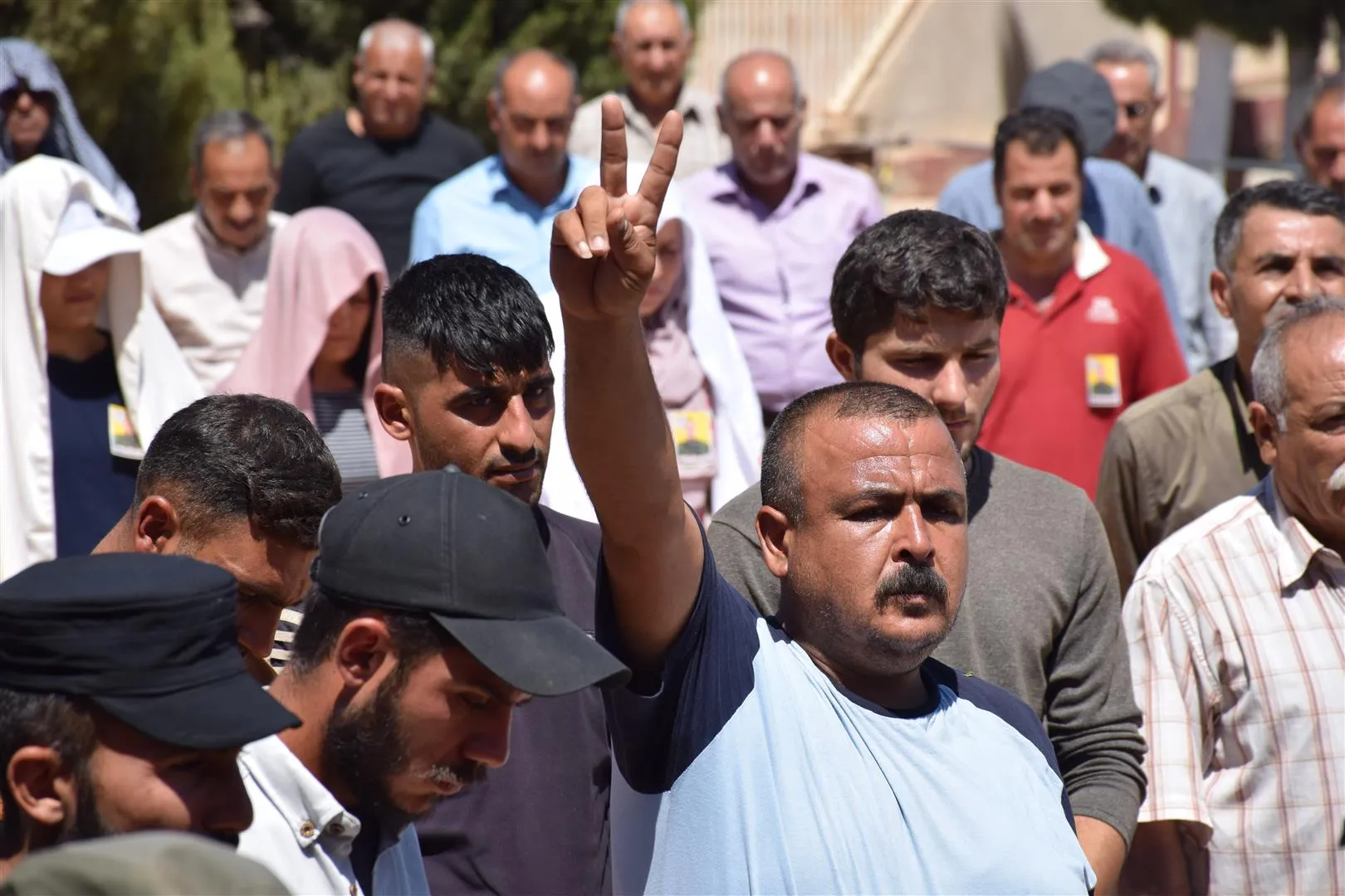 ​​​​​​​جثمان الشهيد وسيم بيشماف الذي استشهد بالقصف التركي يوارى الثرى