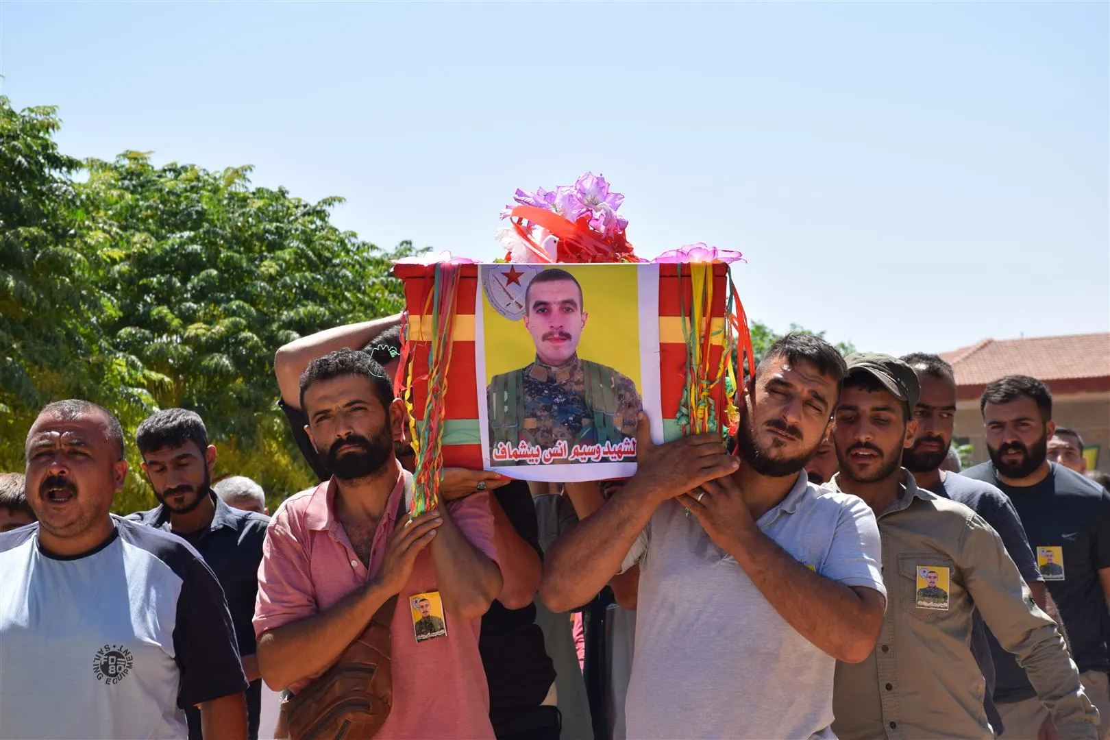​​​​​​​جثمان الشهيد وسيم بيشماف الذي استشهد بالقصف التركي يوارى الثرى