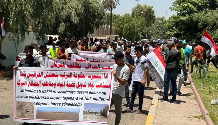 احتجاجاً على قطع المياه مئات العراقيين يتظاهرون أمام السفارة التركية
