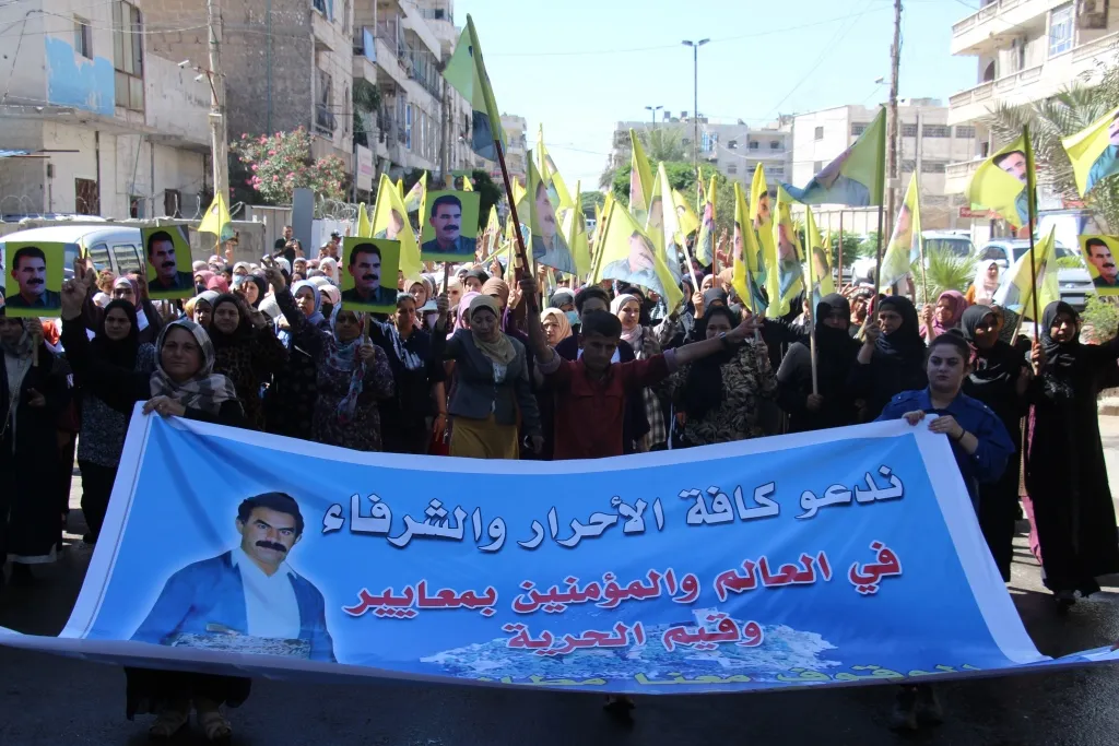 ​​​​​​​المئات في منبج: بروح مقاومة القائد سنصعّد نضالنا حتى نحقق حريته الجسدية