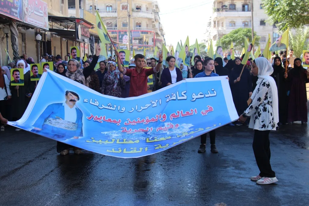 ​​​​​​​المئات في منبج: بروح مقاومة القائد سنصعّد نضالنا حتى نحقق حريته الجسدية