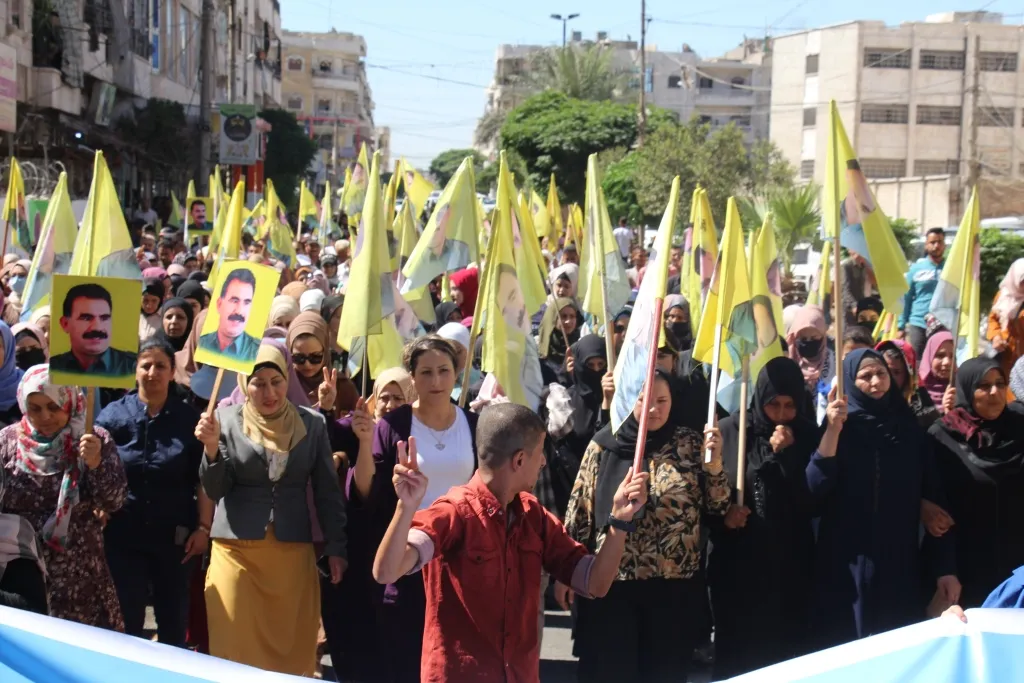 ​​​​​​​المئات في منبج: بروح مقاومة القائد سنصعّد نضالنا حتى نحقق حريته الجسدية