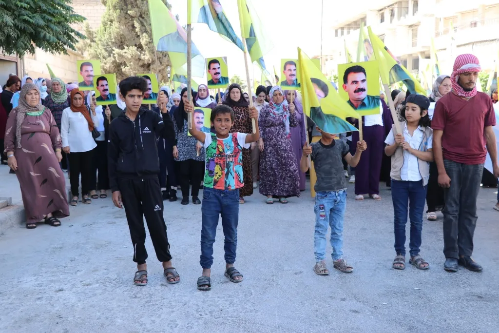 ​​​​​​​المئات في منبج: بروح مقاومة القائد سنصعّد نضالنا حتى نحقق حريته الجسدية