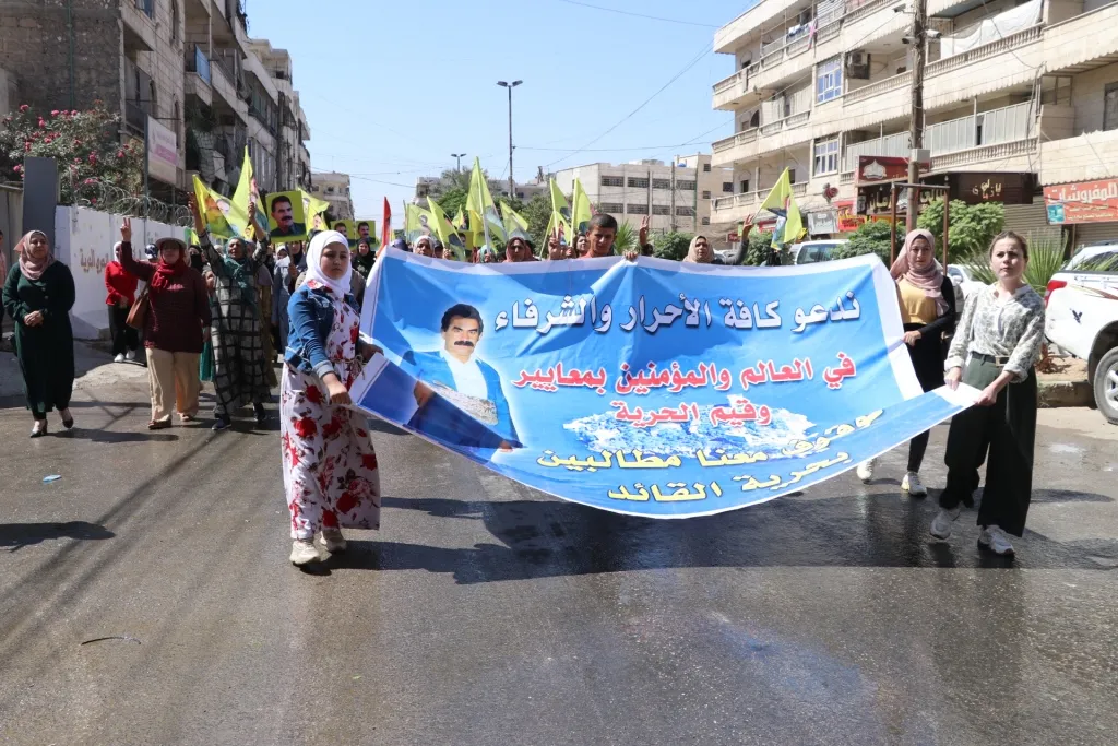 ​​​​​​​خلال 3 مظاهرات: يجب الوقوف ضد ممارسات الدولة التركية بحق قائدنا
