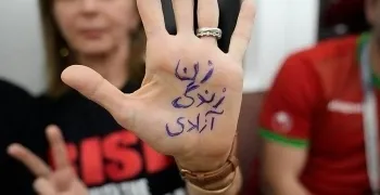 السلطات الإيرانية تحقق مع محامين قدّموا دعماً لعائلة جينا أميني