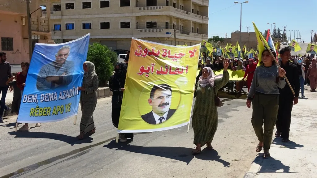 مظاهرة في عين عيسى تنديداً بتهديدات السلطات التركية للقائد عبد الله أوجلان