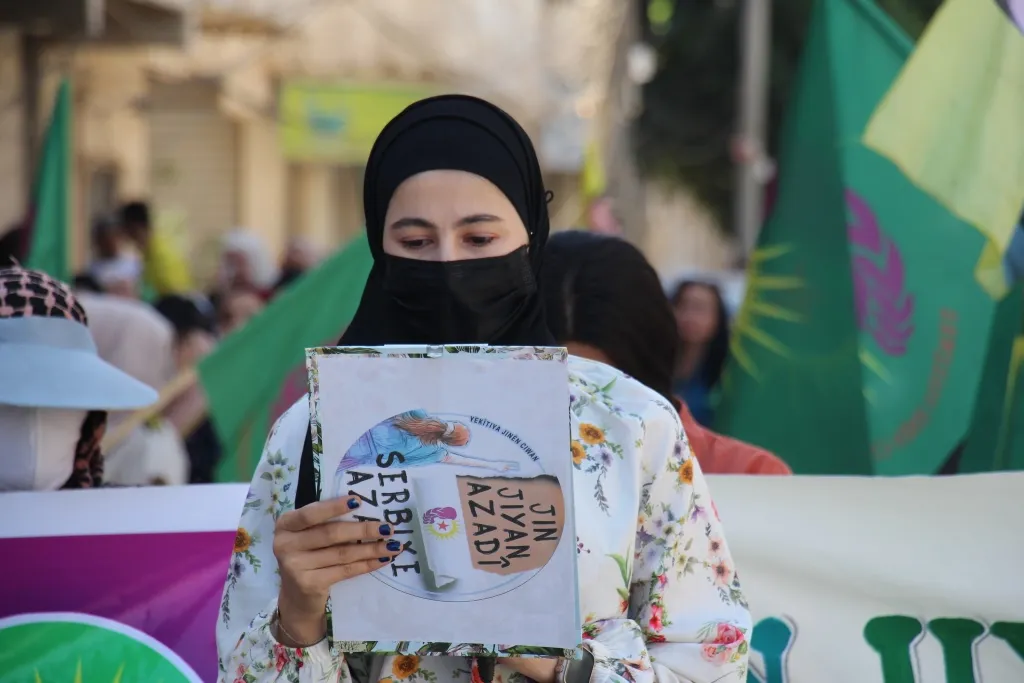 أهالي منبج خلال مظاهرة: لن نهدأ حتى نحقق حرية القائد عبدالله أوجلان الجسدية