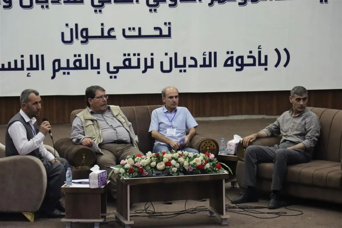 السلطات توظف الدين والإعلام من أجل مصالحها