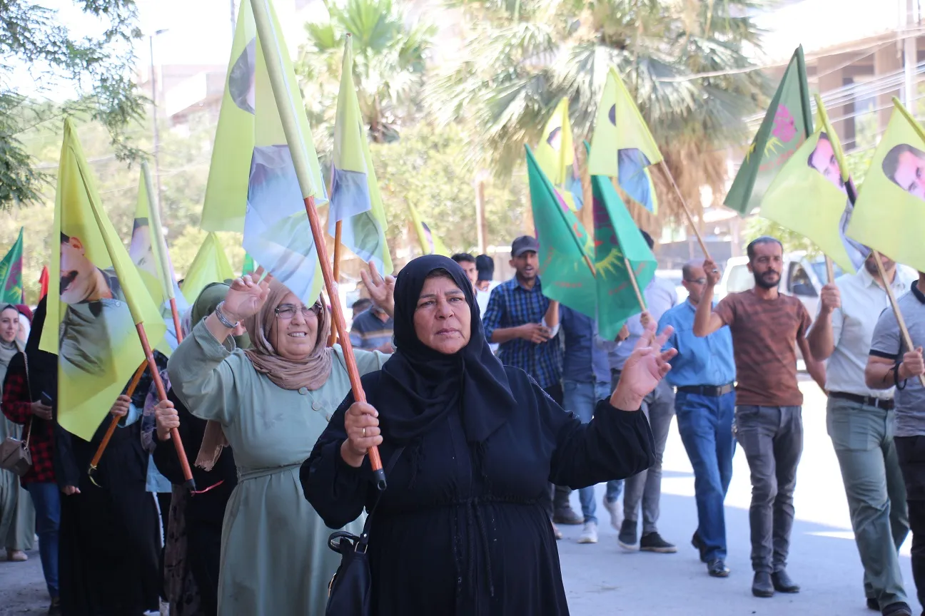 أهالي منبج خلال مظاهرة: لن نهدأ حتى نحقق حرية القائد عبدالله أوجلان الجسدية