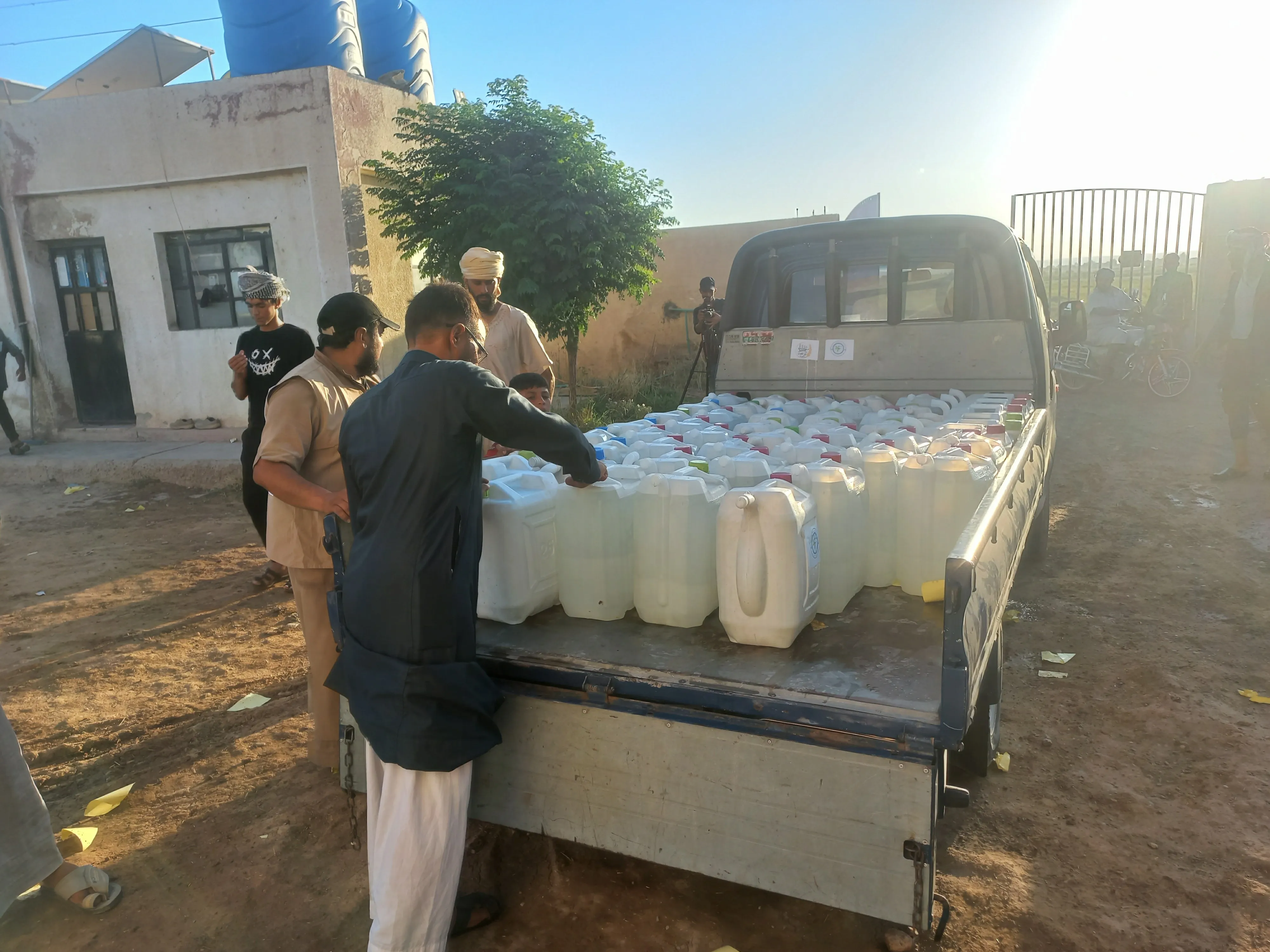 قافلة صهاريج مياه مقدمة من أهالي دير الزور تتجه نحو الحسكة