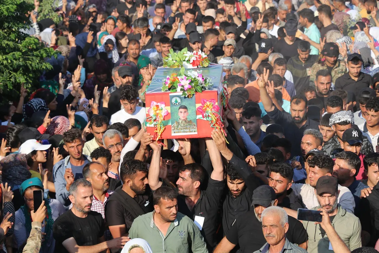 مهجرو عفرين وسكان الشهباء يشيعون جثمان الشهيد تكوشر عفرين