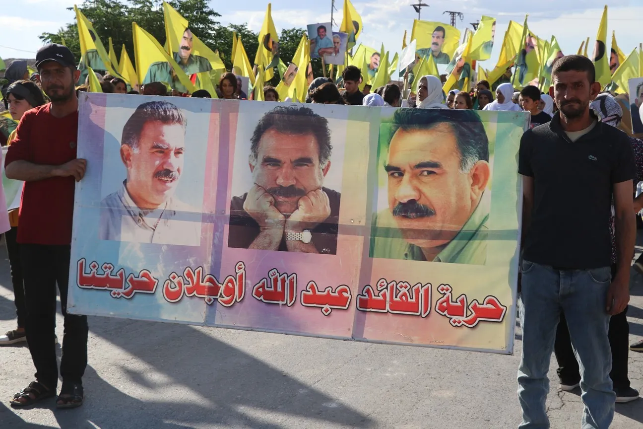  الآلاف في الشهباء يتظاهرون تنديداً بسياسات دولة الاحتلال بحق القائد أوجلان