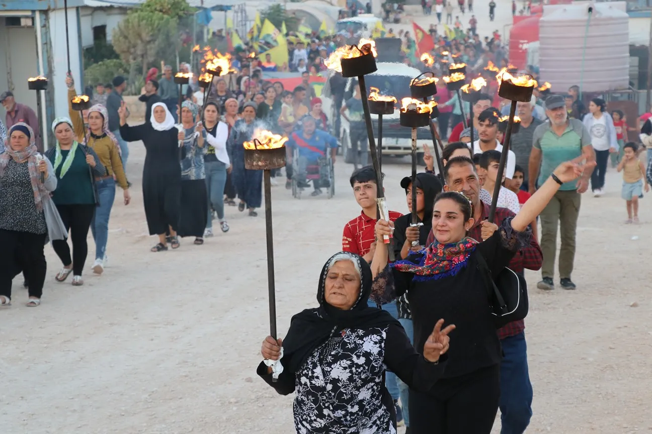 شبيبة عفرين والشهباء يتظاهرون تنديداً بالعزلة