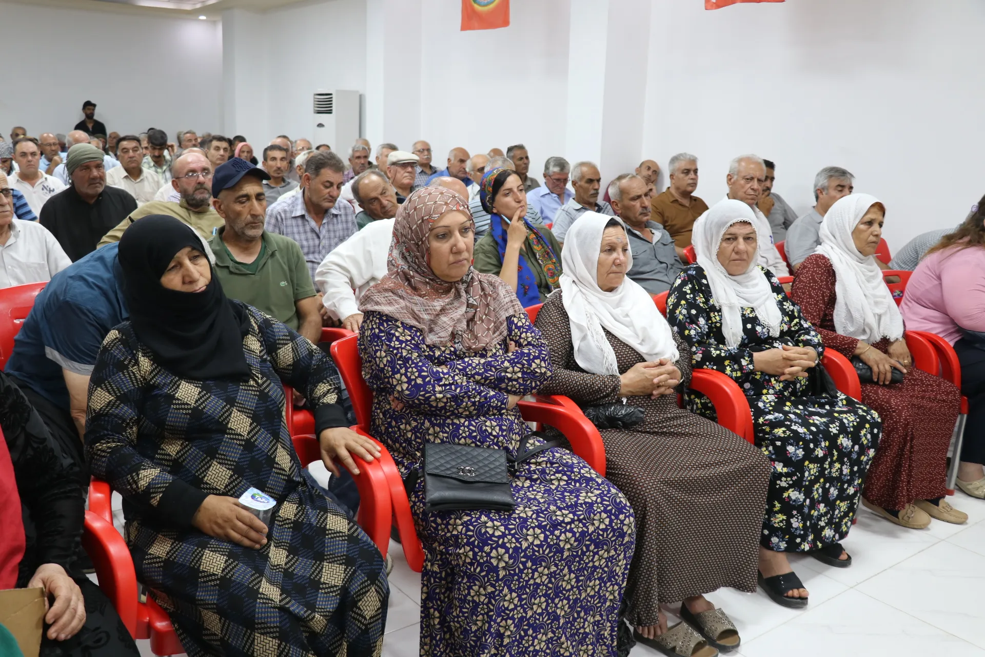 " القائد يعلم بمخططات الأعداء ونحن واثقون أنه سيهزم العزلة"