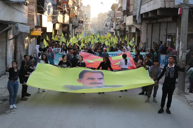 أهالي حلب يرفضون تهديدات الاحتلال التركي للقائد عبد الله أوجلان