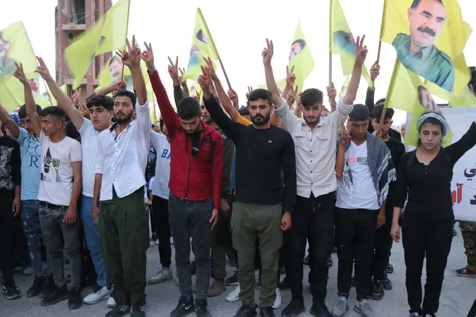 أهالي حلب يرفضون تهديدات الاحتلال التركي للقائد عبد الله أوجلان
