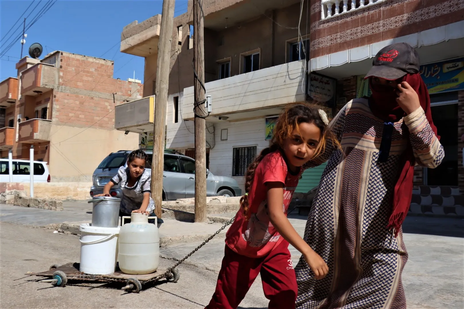 حتى عربات الأطفال وكراسي المرضى تستخدم لنقل المياه
