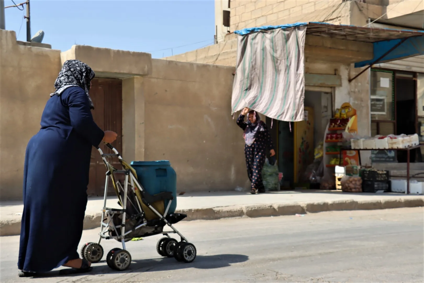 حتى عربات الأطفال وكراسي المرضى تستخدم لنقل المياه