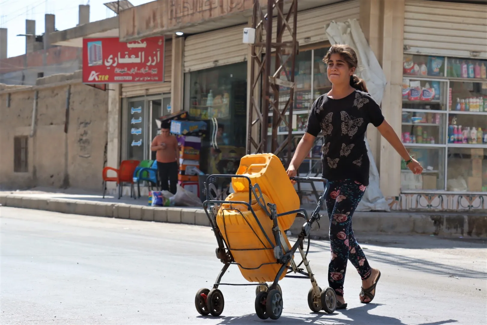 حتى عربات الأطفال وكراسي المرضى تستخدم لنقل المياه