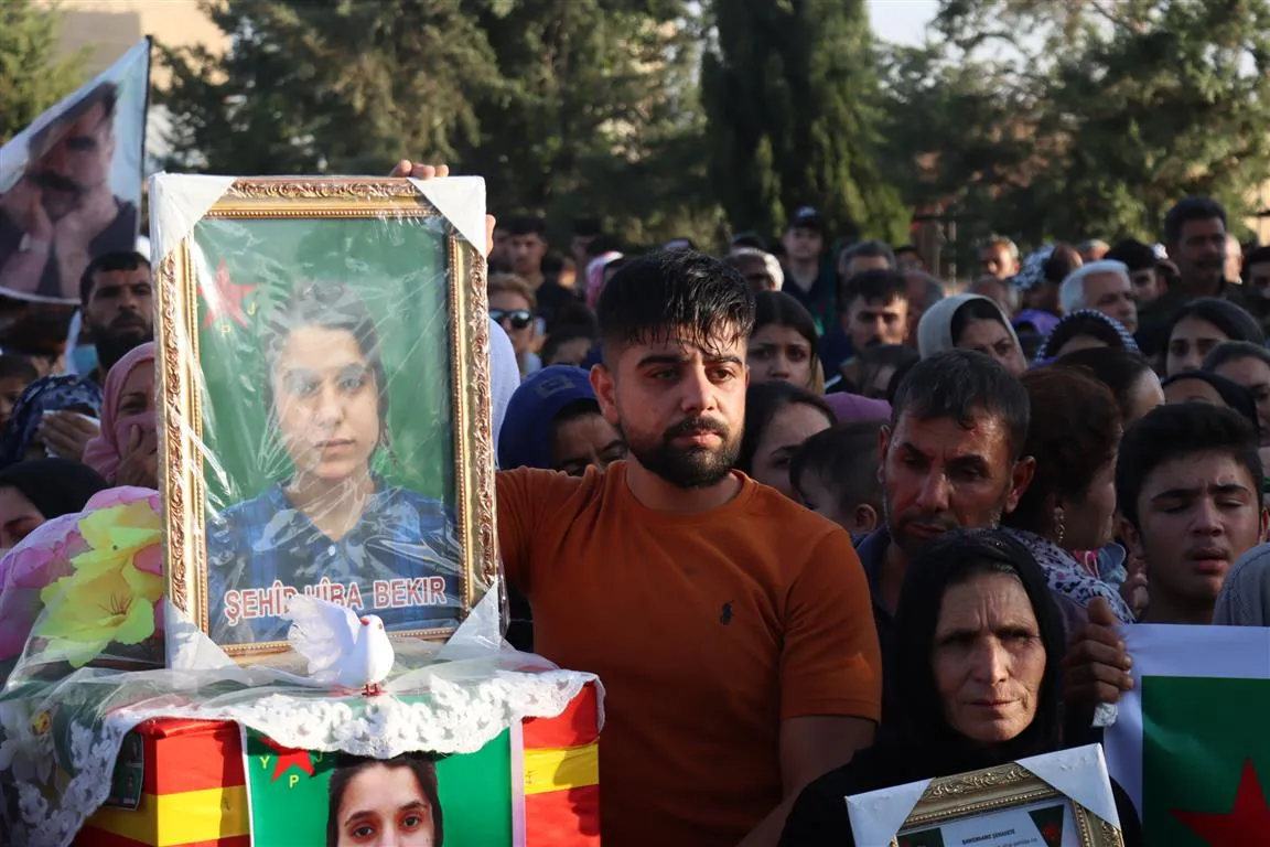 تشييع جثامين 5 شهيدات في الحسكة خلال مراسم مهيبة