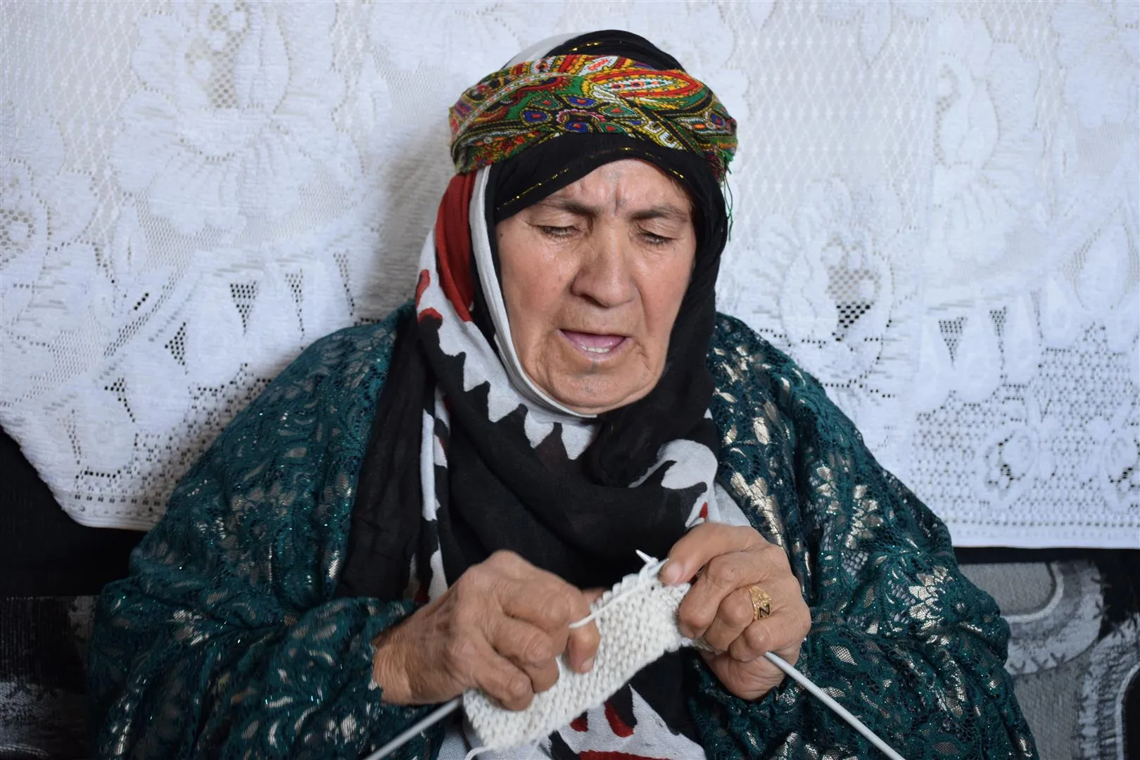 56 عاماً تحيك الصوف على وقع الأغاني الكردية التراثية