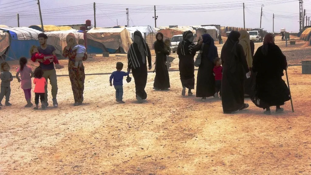 ​​​​​​​مهجّر يتداول فيديو منزله المدمر.. نقطة من بحر جرائم تركيا في سوريا