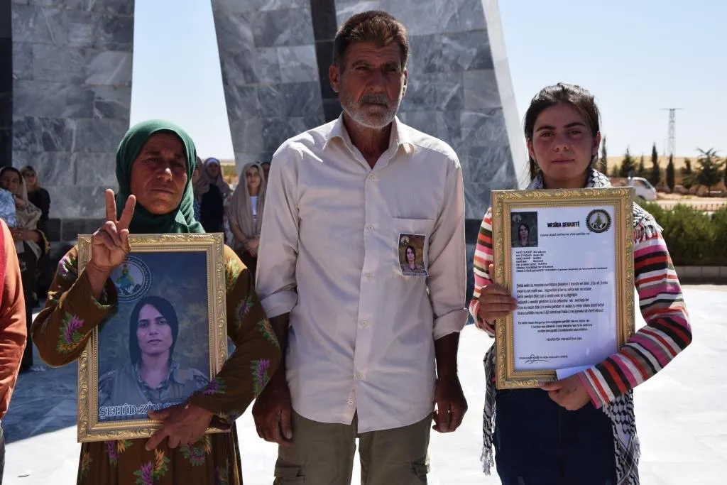 ​​​​​​​أهالي إقليم الفرات يشيّعون جثمان الشهيدة زين سكفان