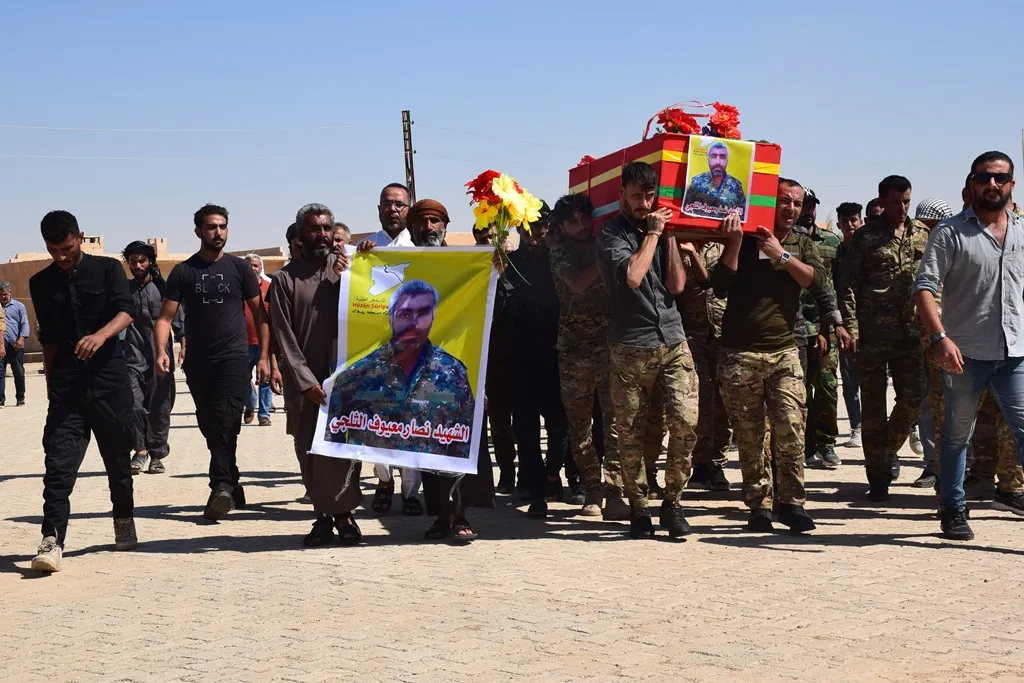 أهالي الشدادي يشيّعون جثمان المقاتل نصار معيوف الثلجي