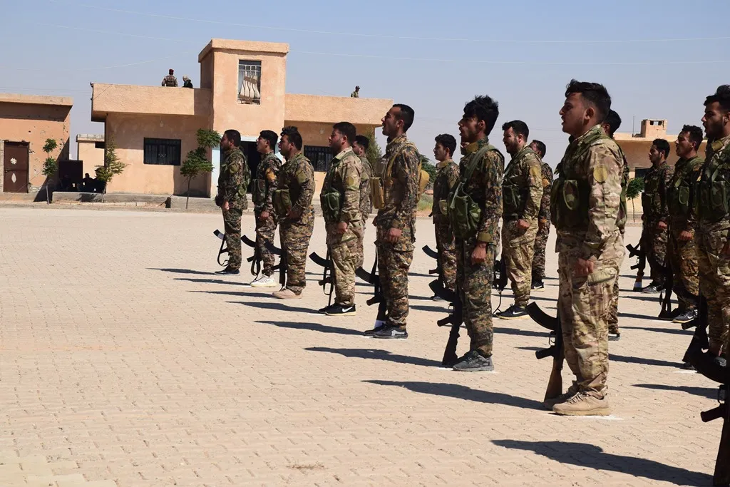 أهالي الشدادي يشيّعون جثمان المقاتل نصار معيوف الثلجي