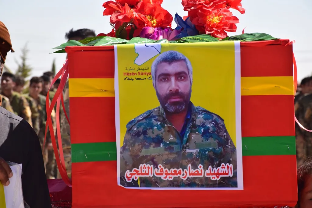أهالي الشدادي يشيّعون جثمان المقاتل نصار معيوف الثلجي