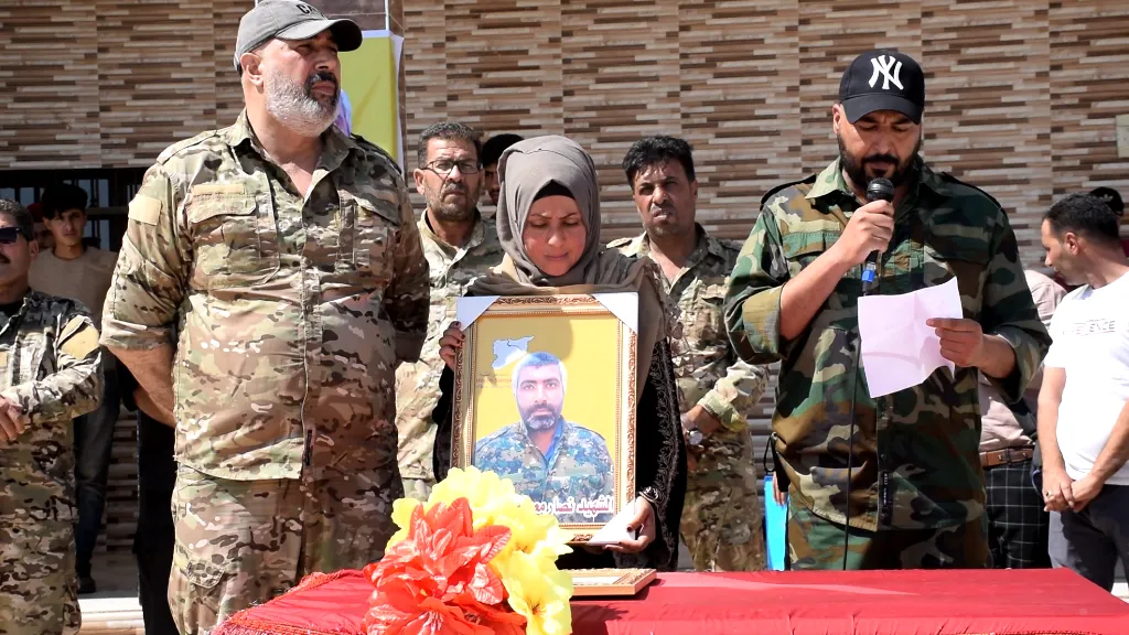 أهالي الشدادي يشيّعون جثمان المقاتل نصار معيوف الثلجي