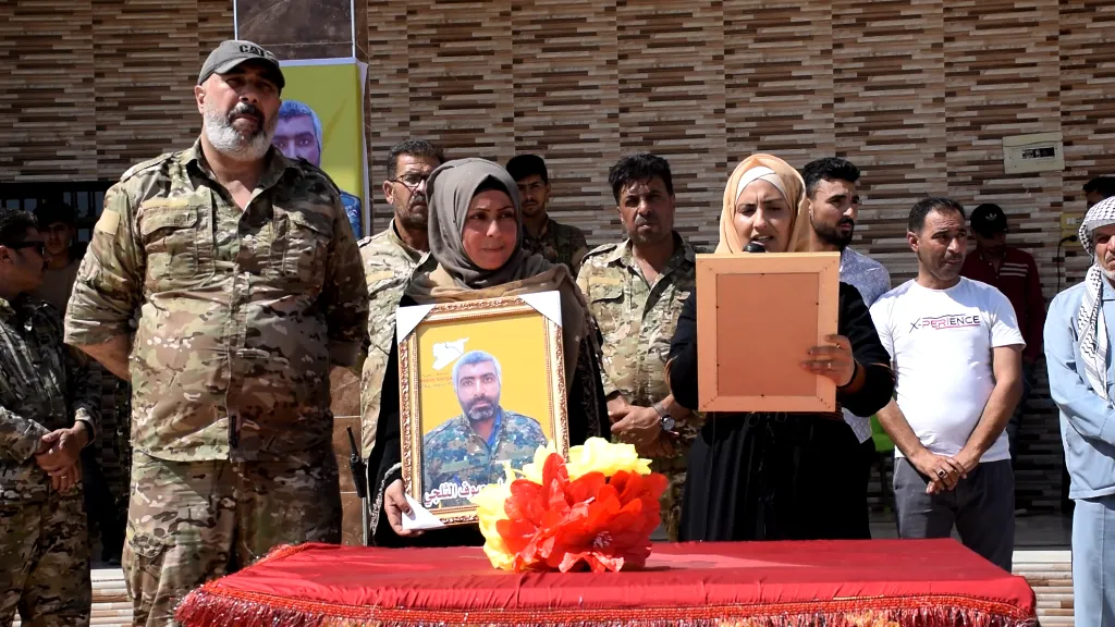أهالي الشدادي يشيّعون جثمان المقاتل نصار معيوف الثلجي