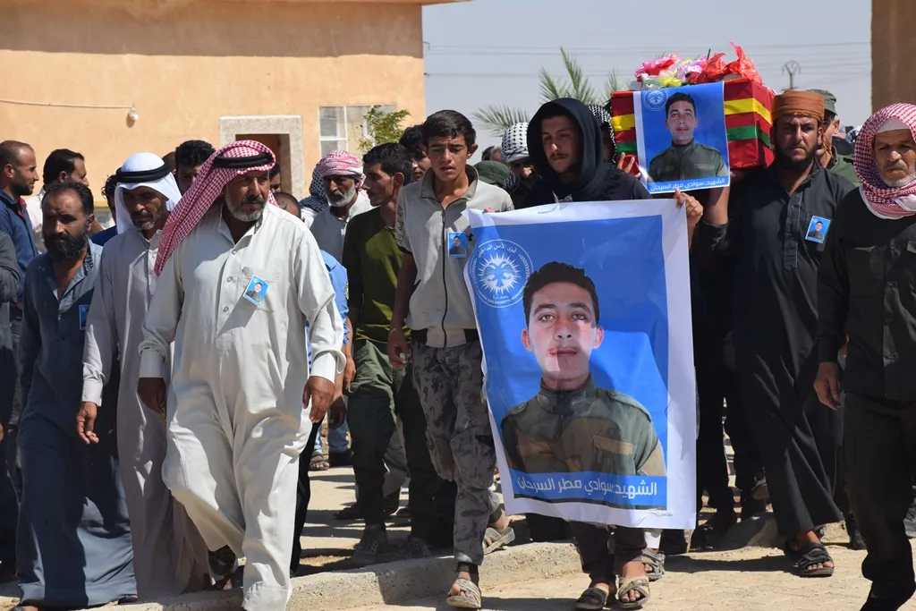 جثمان شهيد قوى الأمن الداخلي سوادي يوارى الثرى