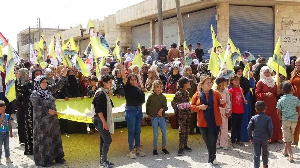 ​​​​​​​أهالي عين عيسى يعبرون عن رفضهم للعزلة المفروضة على القائد عبد الله أوجلان