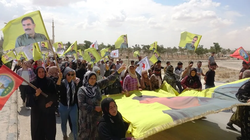 ​​​​​​​أهالي عين عيسى يعبرون عن رفضهم للعزلة المفروضة على القائد عبد الله أوجلان