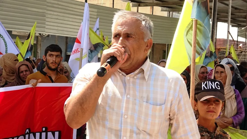 ​​​​​​​أهالي عين عيسى يعبرون عن رفضهم للعزلة المفروضة على القائد عبد الله أوجلان