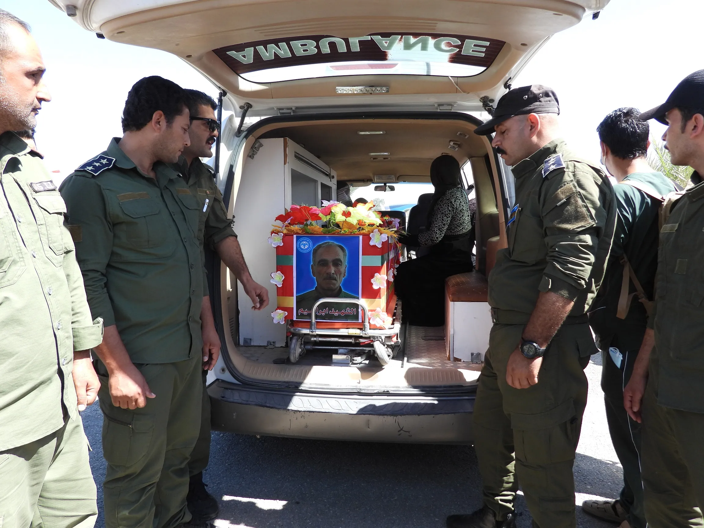 أهالي الطبقة يشيّعون جثمان الشهيد إبراهيم الغضبان