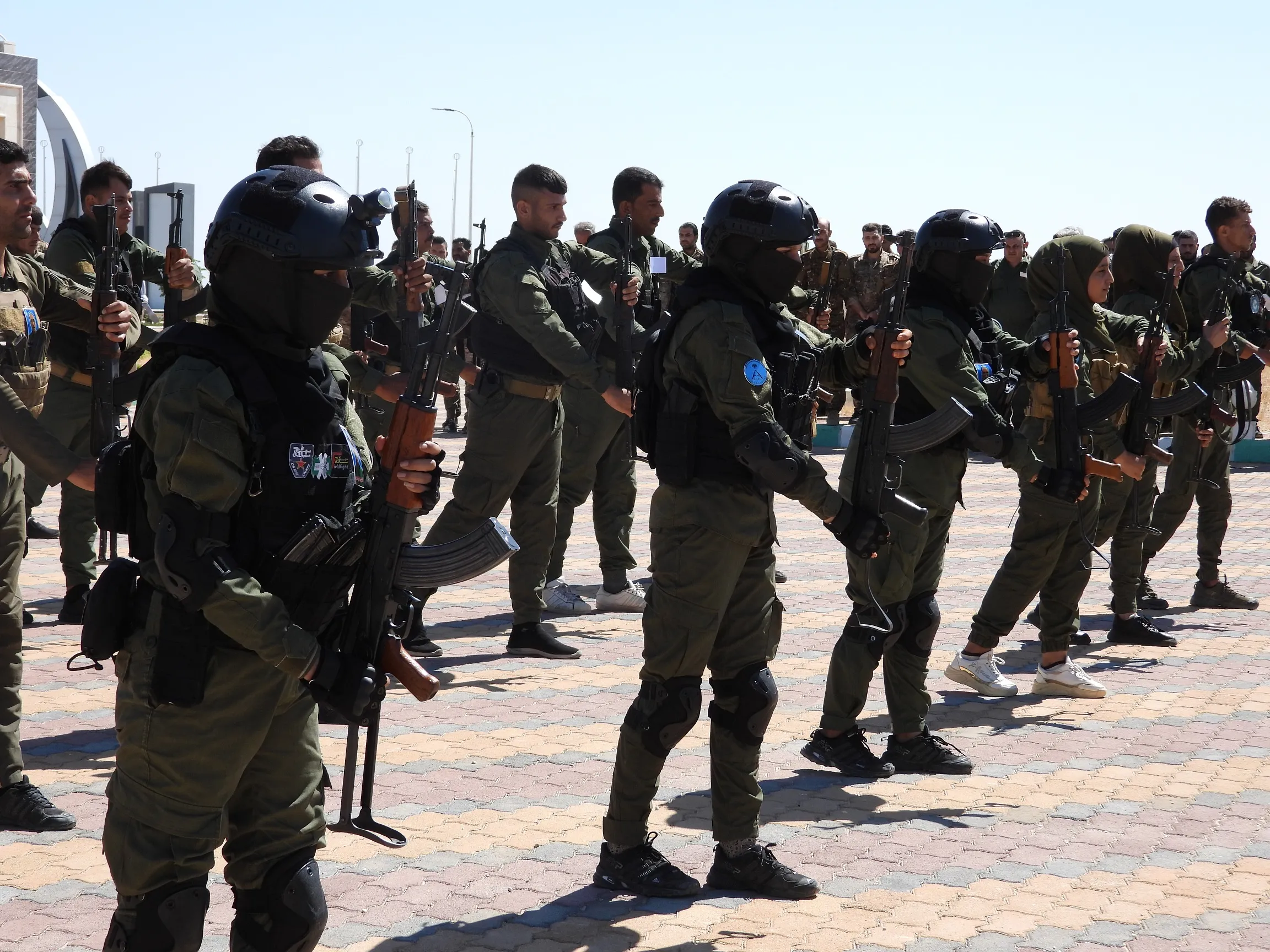 أهالي الطبقة يشيّعون جثمان الشهيد إبراهيم الغضبان