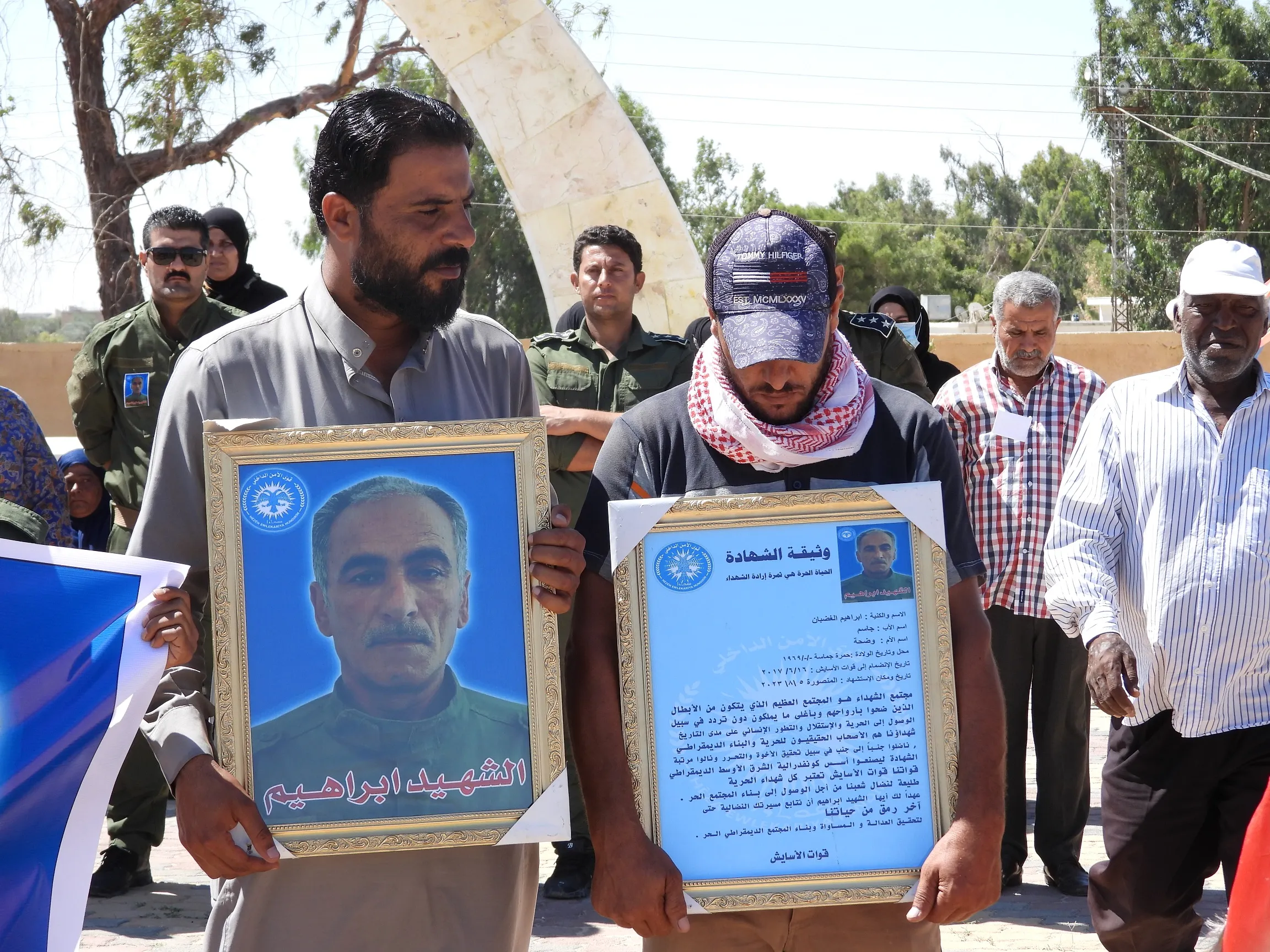 أهالي الطبقة يشيّعون جثمان الشهيد إبراهيم الغضبان