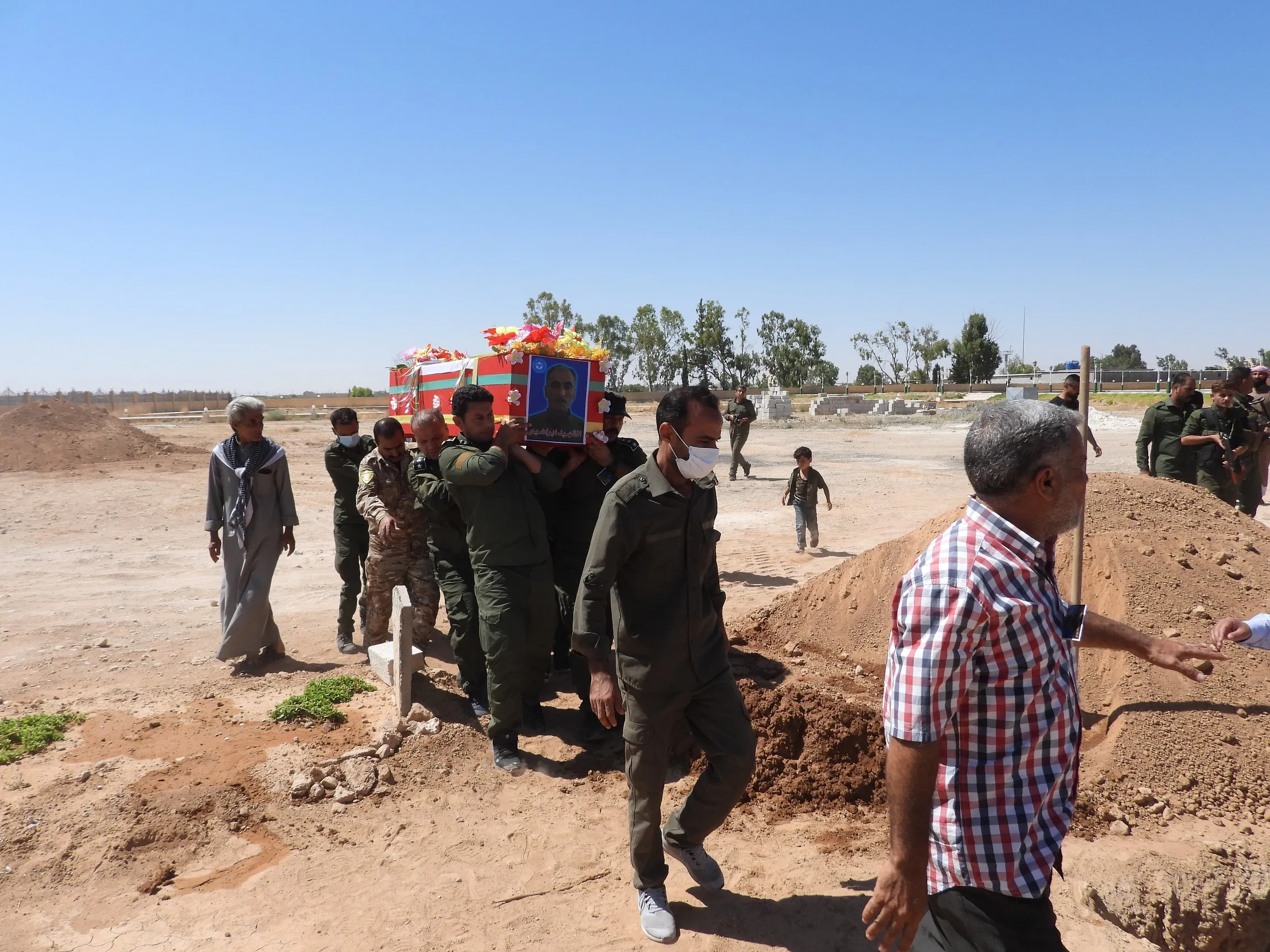 أهالي الطبقة يشيّعون جثمان الشهيد إبراهيم الغضبان
