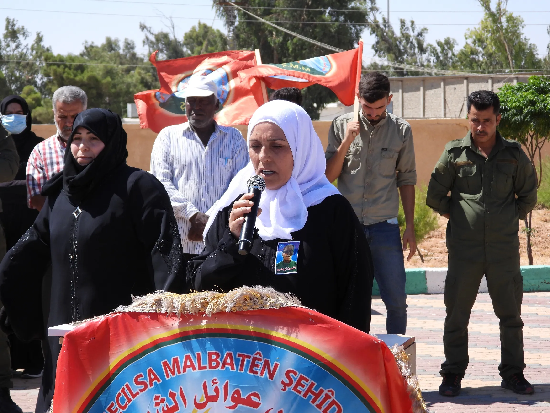 أهالي الطبقة يشيّعون جثمان الشهيد إبراهيم الغضبان