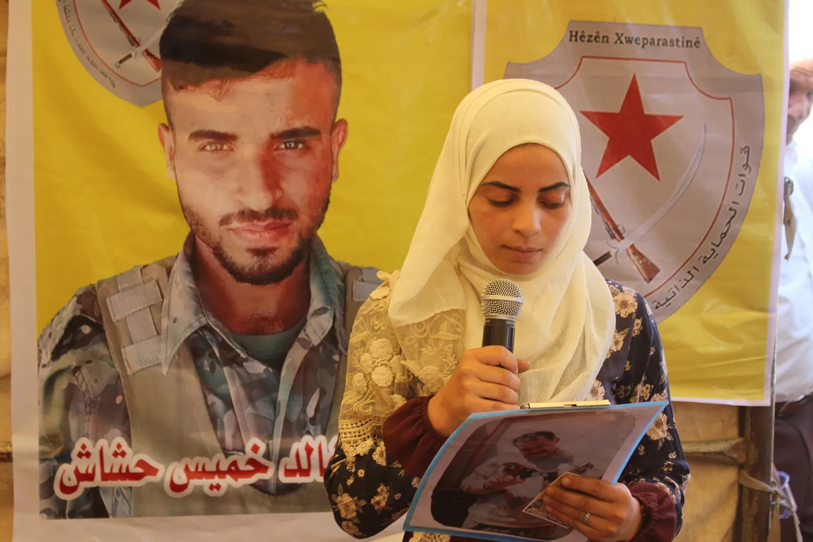 ​​​​​​​تقديم واجب العزاء لذوي شهيد قوات الدفاع الذاتي خالد خميس